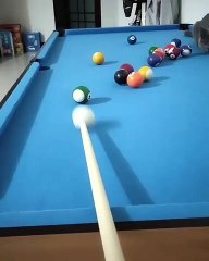Ce gros matou dévoile ses talents sur une table de billard.