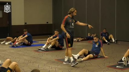 España sub 21 apura las horas para el duelo frente a Montenegro con una sesión de estiramientos