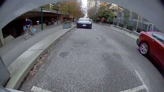 Une voiture s'est renversée en tentant de se stationner dans le Hornby Street et a blessé plusieurs piétons