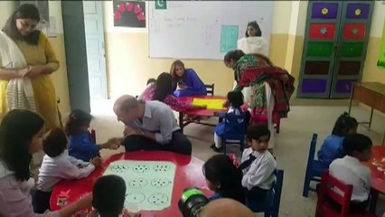 Príncipe William e Kate visitam escola para meninas no Paquistão
