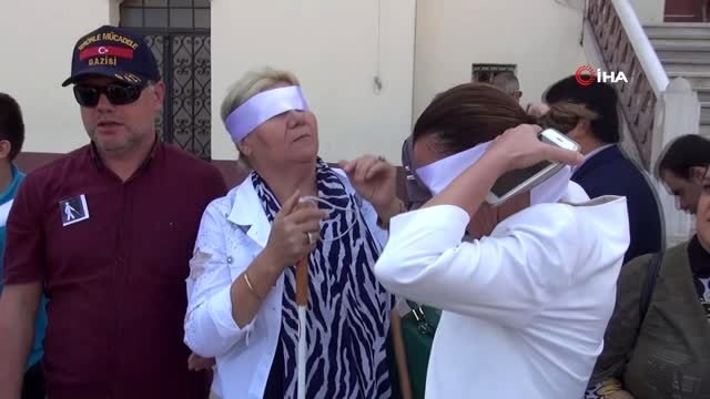 Farkındalık için gözlerini kapatarak bastonla yürüdüler