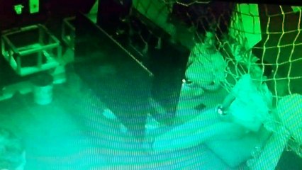 Suspicious Thieft In PlayStation Store Caught By Hidden Camera