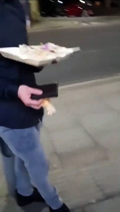 Il est tellement ivre qu'il perd l'équilibre et tombe brutalement par terre