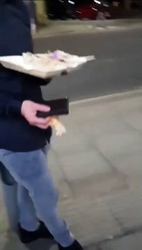 Il est tellement ivre qu'il perd l'équilibre et tombe brutalement par terre