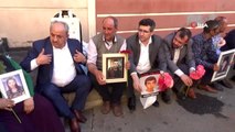 Bayındır Memur-Sen'den HDP önünde evlat nöbeti tutan ailelere destek ziyareti