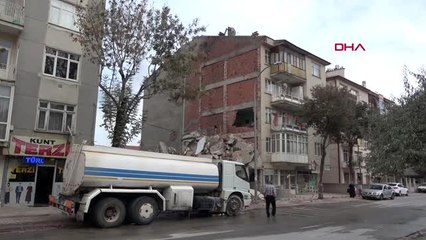 Konya yıkım sırasında, yan binadaki dairenin mutfak duvarı yıkıldı
