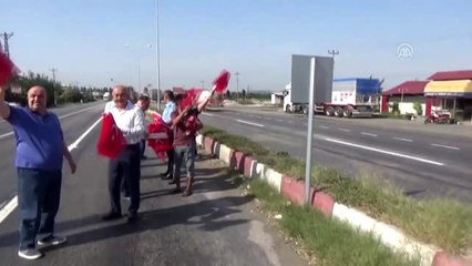 7 bin Türk bayrağını ilçedeki esnaf ve vatandaşlara dağıttı