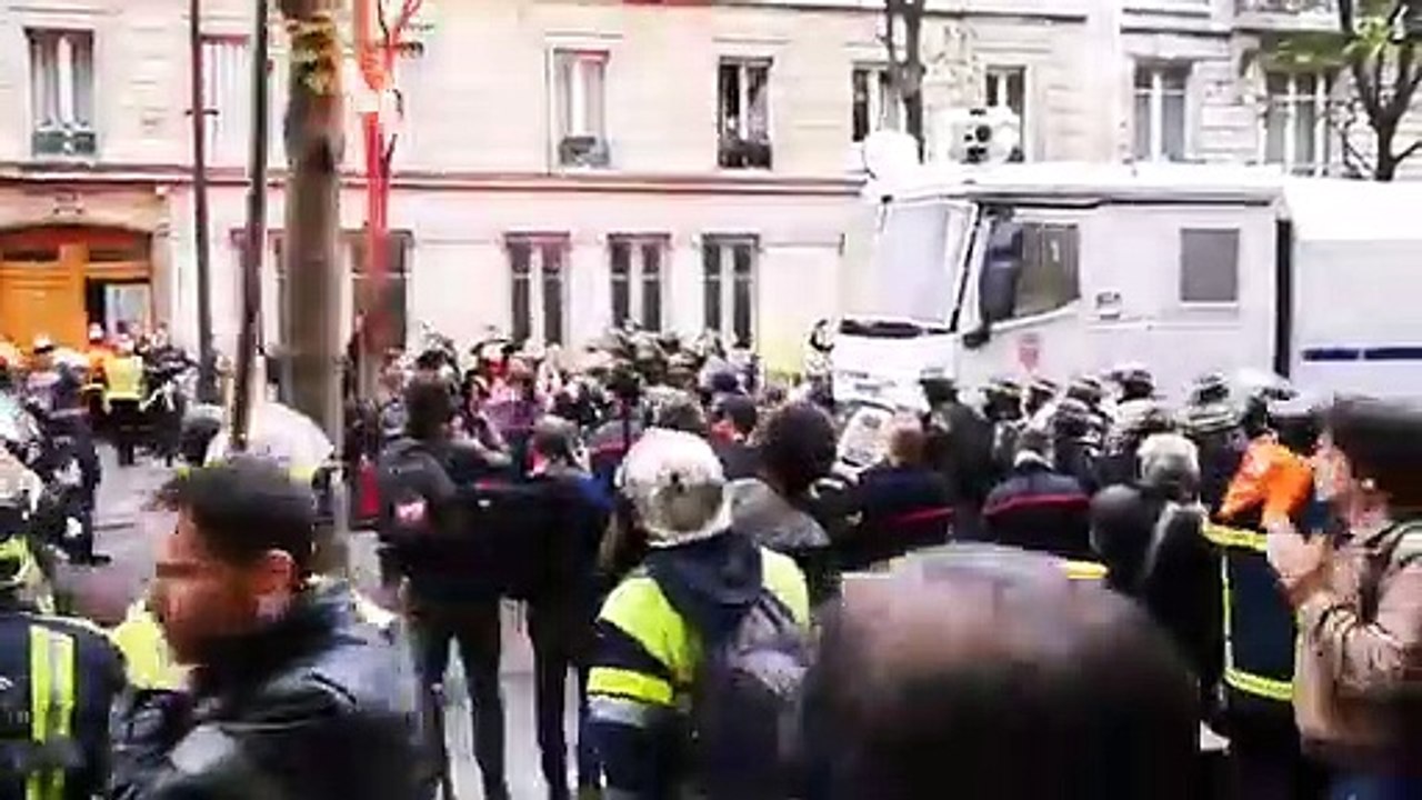 Manifestation des pompiers à Paris : Les forces de l’ordre utilisent les canons à eau - VIDEO