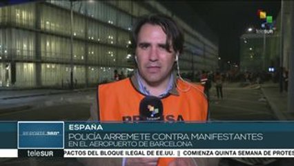 Policía arremete contra manifestantes en el aeropuerto de Barcelona