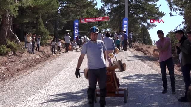 Kütahya'da tahta arabalı yarış heyecanı