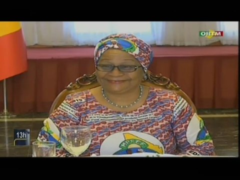 ORTM/La première Dame rencontre les femmes rurales du Mali autour d’un déjeuner
