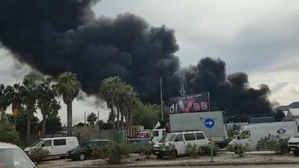 Declarado un incendio en el polígono Guadalhorce de Málaga