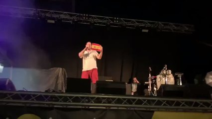 Pablo Hásel quema, entre aplausos del público, una bandera de España