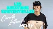 Camille Lellouche se fait mal au cerveau sur des Questions Existentielles