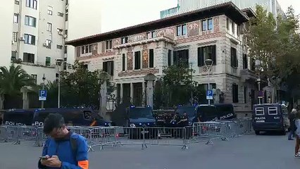 Un amplio cordón policial impide el acceso a la Delegación del Gobierno en Catalunya
