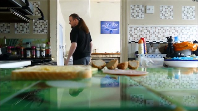 Ni vu ni connu ce chien mange le sandwich de sa maîtresse !