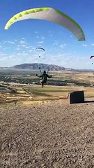 Atterrissage en parachute.. sur un canapé !