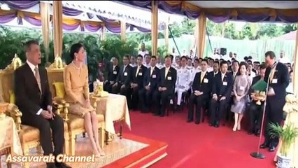พระกิริยาสุดนอบน้อม! สมเด็จพระนางเจ้าฯ พระบรมราชินี ทรงทรุดองค์คุกเข่า เมื่อเจ้าสัวธนินทร์หมอบกราบ