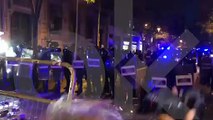 Mossos y Policía cargan contra los separatistas que asedian la Delegación del Gobierno en Barcelona