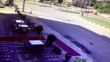 Yol kenarında bekleyen kişi, kazadan kıl payı kurtuldu