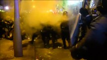 Los Mossos vuelven a cargar contra los manifestantes que tratan de romper el cordón policial en Barcelona