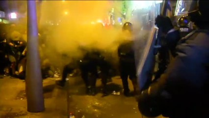 Download Video: Los Mossos vuelven a cargar contra los manifestantes que tratan de romper el cordón policial en Barcelona