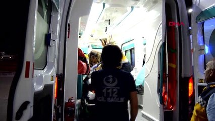 Aksaray otomobil üniversite bahçesinin duvarına çarptı 3 yaralı