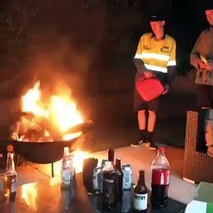 Verser de l'essence sur un feu