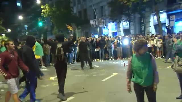 Momentos de tensión en la concentración ante la Subdelegación del Gobierno de Girona