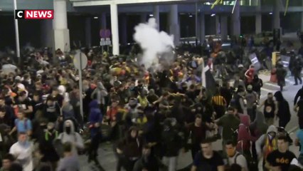 Video herunterladen: Catalogne : violents heurts à Barcelone après la condamnation de leaders indépendantistes