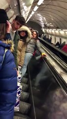 Almanya'da duygulandıran görüntü! Türk gençleri metroyu böyle inletti