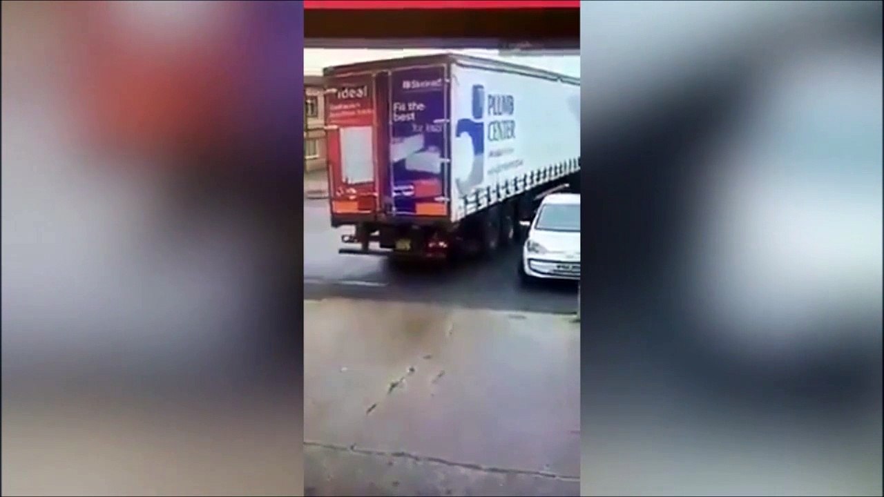 Ce routier ne voit pas qu'il embarque une voiture avec son camion