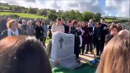 Il laisse un message audio pour son enterrement et c'est très drôle