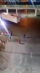 Ce clandestin a trouvé le meilleur moyen pour passer un poste frontière !