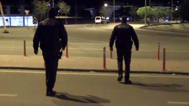 Polis memuru silahını temizlerken kazara kendisini ve bekçiyi vurdu