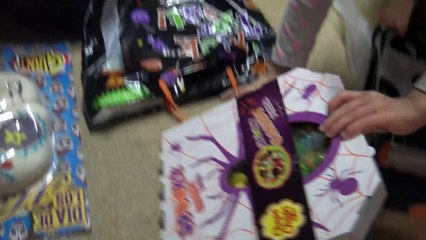 Experimentando  doces  de Halloween!