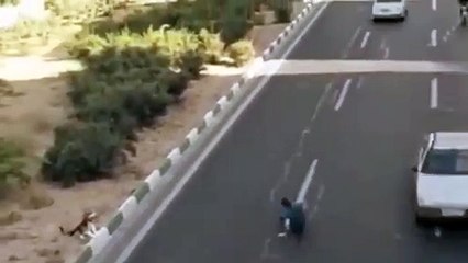 See How This Man Is Crossing The Road, Very Dangerous!