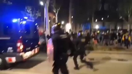 El Gobierno habla de "grupos violentos coordinados" en las capitales catalanas