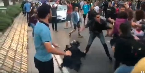 Vídeo Viral: Un agente de paisano con dos pelotas salva a una Mosso d’Esquadra de una soberana paliza de los CDR
