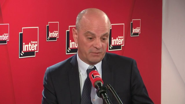 Jean-Michel Blanquer : On constate de plus en plus dans les écoles des phénomènes qui traduisent un impact communautariste, et qui peuvent être un signal de radicalisation, parfois. Si on ne demandait pas de le signaler, on nous le reprocherait