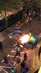 Agresión a un hombre que trata de apagar un incendio en una barricada de Barcelona