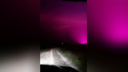 Una misteriosa luz violeta en cielo ruso inquieta a un conductor