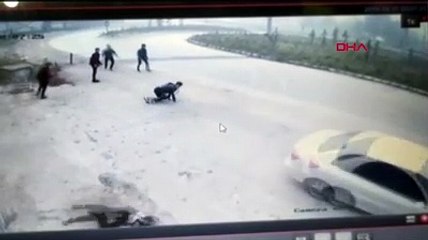 Otomobilin, öğrencilerin arasına daldığı kaza kamerada