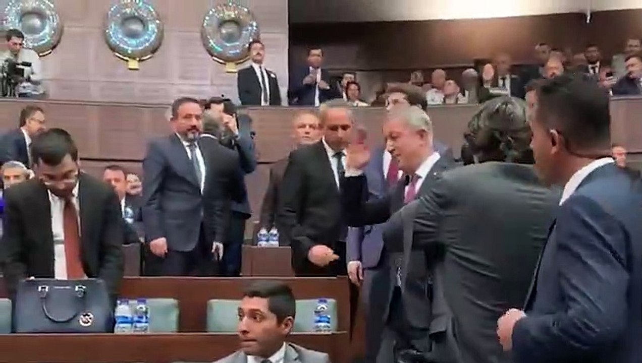 Milli Savunma Bakanı Hulusi Akar, AKP grup toplantısına asker selamı vererek girdi