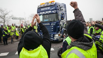 Face à Face Tendu Entre Gilets Jaunes Et Policiers à Paris