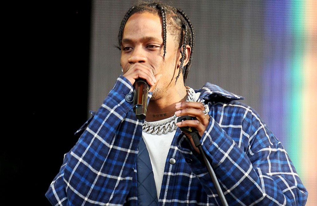 Travis Scott dislocates knee