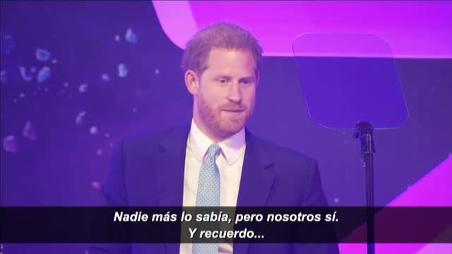 El príncipe Harry se emociona al hablar de Meghan y su hijo durante un discurso