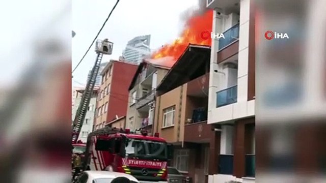 - Üsküdar Ünalan'da bir apartmanın çatısı alev alev yandı. Yangın itfaiye ekipleri tarafından söndürülürken, ölen ya da yaralanan olmadı.