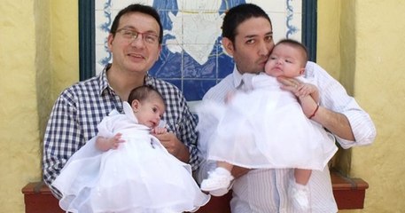 Un couple gay adopte une petite fille qui a été rejetée par 10 familles car elle était atteinte du VIH