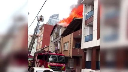 Üsküdar'da apartmanın çatısı alev alev böyle yandı